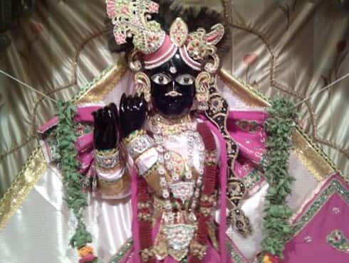 The Bankey Bihari is dedicated to Shri Krishna who is seen standing in the Tribhanga posture. Popular for Jhoolan and Janmashthami celebrations, the Bankey Bihari temple was built by Swami Haridas. Banke Bihari is believed to be a late riser and doesn’t wake up before 9am. The Mangal Aarti in the temple is sung only during Janmashtami.Pic courtesy: tatiyasthanvrindavan.blogspot.in - Spice Team