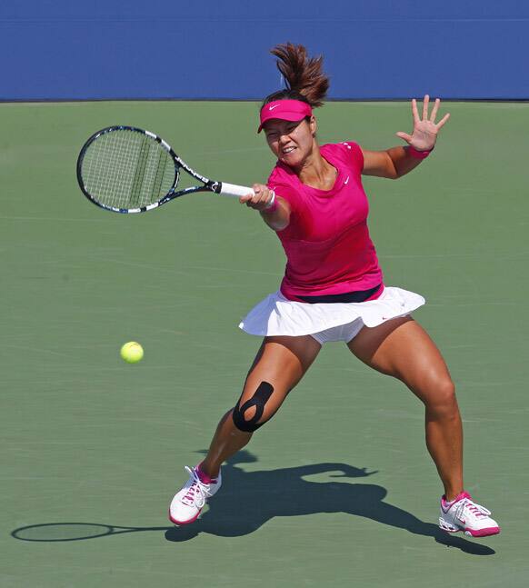 China's Li Na returns a shot to Britain's Laura Robson in the third round of play at the 2012 US Open tennis tournament, in New York.