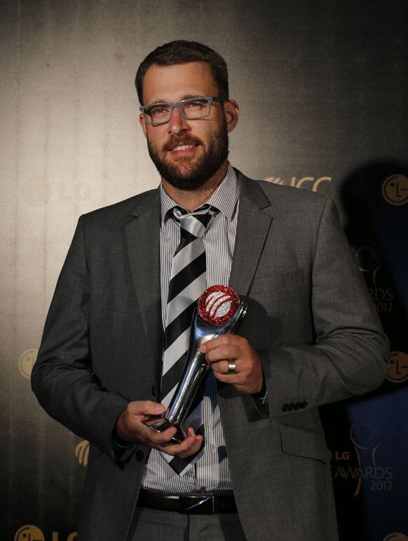 New Zealand's cricketer Daniel Vettori poses with the Spirit of Cricket Award at the ICC Awards 2012 in Colombo.