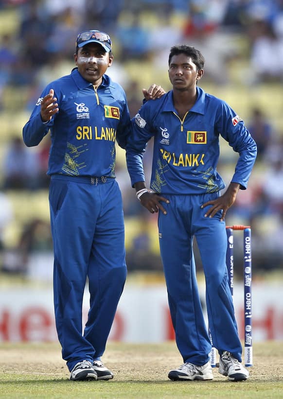 Sri Lanka's captain Mahela Jayawardene, left, talks to teammate Akila Dananjaya during the ICC Twenty20 Cricket World Cup Super Eight match against New Zealand in Pallekele, Sri Lanka.