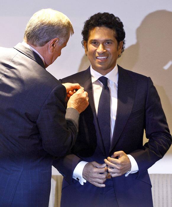 Sachin Tendulkar receives the Order of Australia from Minister for Regional Australia, Regional Development and Local Government and Minister for the Arts Simon Crean in Mumbai.