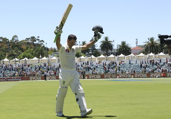 Australia's Ricky Ponting waves to fans as he walks off the pitch for the last time after his wicket fell for 8 runs on day four of the third cricket test match against South Africa in Perth, Australia.