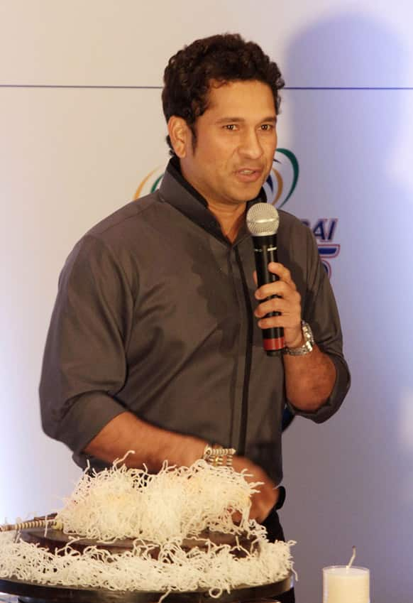 Sachin Tendulkar thanks his well-wishers during celebration of his 40th birthday in Kolkata.