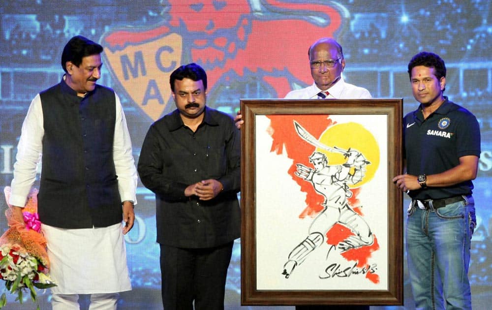 Maharashtra CM Prithviraj Chavan, Mayor Sunil Prabhu and agriculture Minister Sharad Pawar felicitating Master Blaster Sachin Tendulkar during the inauguration of Sachin Tendulkar Gymkhana Club in North Mumbai.