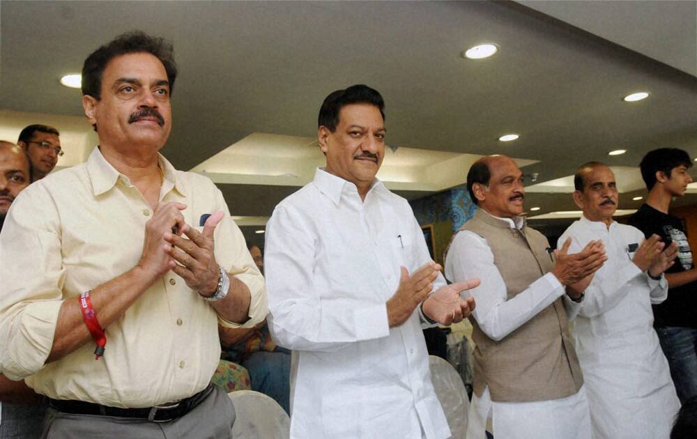 Former captain Dilip Vensarkar, Chief Minister of Maharashtra, Prithviraj Chavan, Maharashtra Congress chief Manikrao Thakre and Shiv Sena leader Manohar Joshi clap as Sachin Tendulkar walks to bat at Wankhede Stadium on Day 2 of the final Test match between India and West Indies in Mumbai.