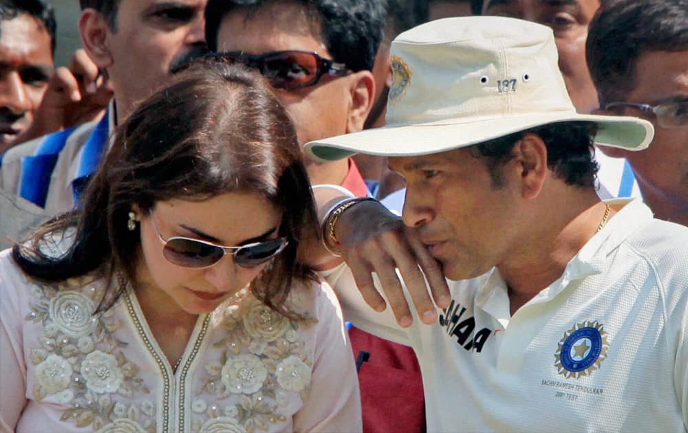 Sachin Tendulkar with his wife Anjali during his farewell ceremony at Wankhede stadium in Mumbai.