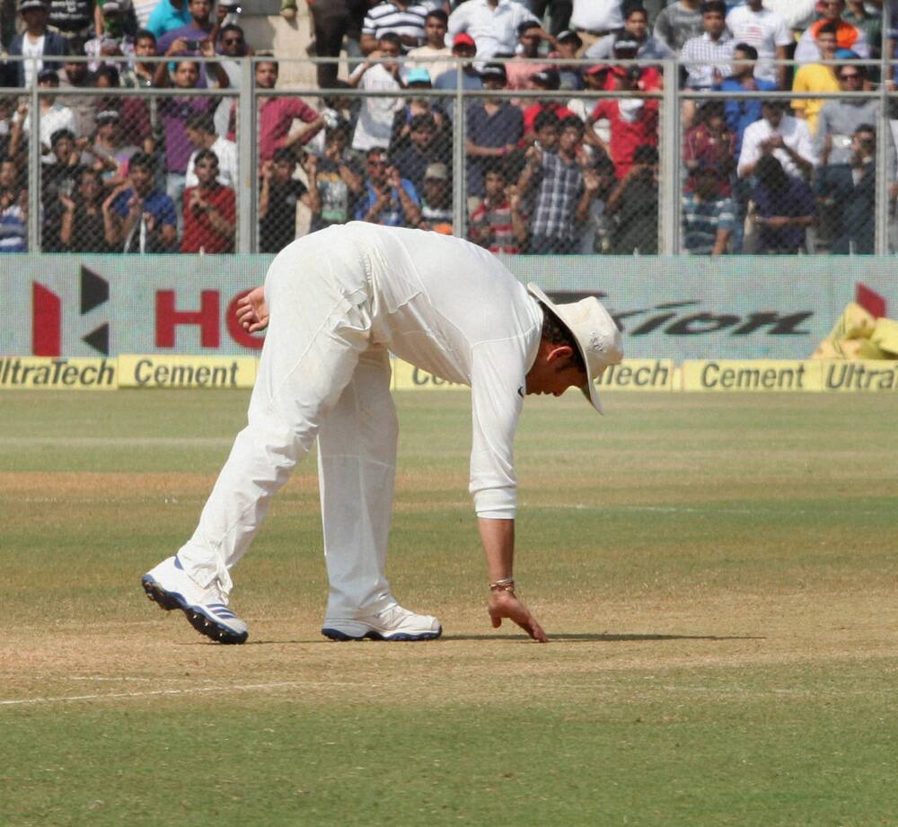 Master blaster Sachin Tendulkar gave last salute his home pitch during after playing 200th test match against West Indies at Wankhede stadium in Mumbai.