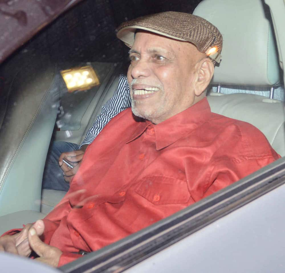 Ramakant Achrekar arrives for SachinTendulkar’s party in Mumbai. Sachin hosted the party after he retired from test cricket after playing his 200th test match. Pic Courtesy: DNA