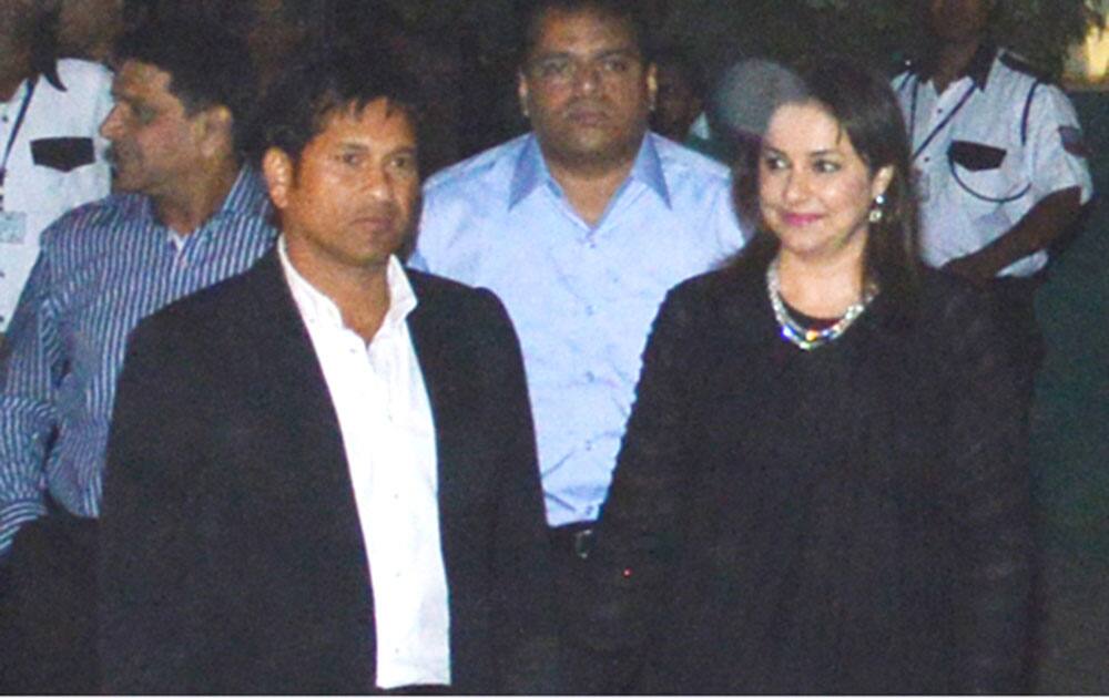 Sachin (L) and Anjali Tendulkar arrives for their party in Mumbai. Sachin hosted the party after he retired from test cricket after playing his 200th test match.  Pic Courtesy: DNA