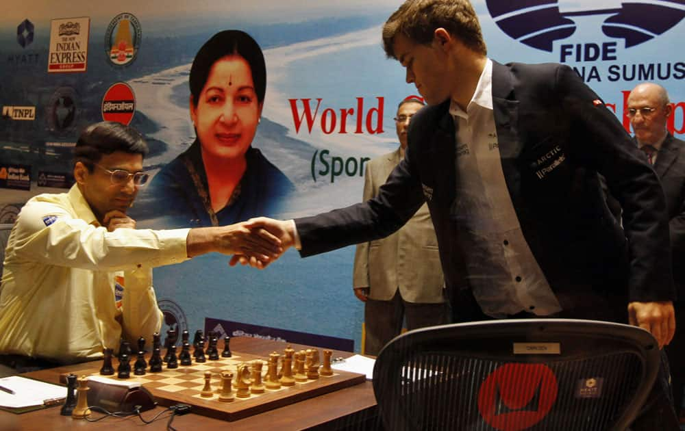 Norway’s Magnus Carlsen, right, shakes hands with reigning world chess champion India’s Viswanathan Anand during the Chess World Championship match in Chennai.