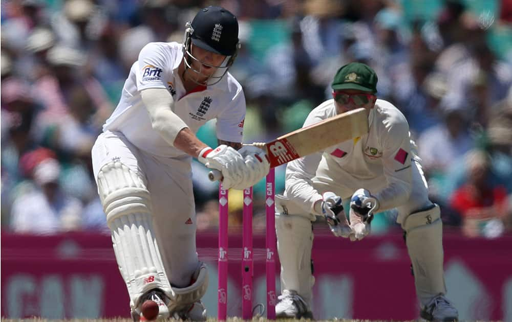 England's Ben Stokes, left, prepares to sweep Australia's Nathan Lyon for 4 runs as Brad Haddin sets up behind the stumps during their Ashes cricket test match at the Sydney Cricket Ground in Sydney.