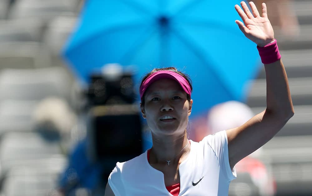 Li Na of China waves to the crowd after defeating Ana Konjuh of Croatia in their first round match at the Australian Open tennis championship in Melbourne.