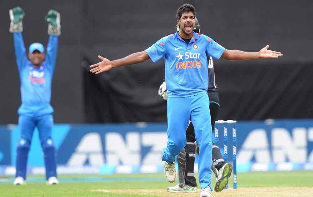 Varun Aaron unsuccessfully appeals New Zealand's Ross Taylor wicket lbw in the fifth and final one-day international cricket match in Wellington.
