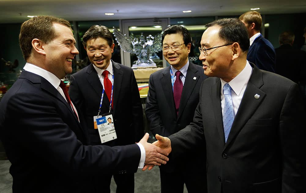 Russian PM Dmitry Medvedev, left, greets South Korean Prime Minister Chung Hong-won, right as Kim Jin-sun, head of the Pyeongchang Organizing Committee, center right, and Lee Seok-rai, mayor of Pyeongchang, look on in the presidential lounge before the 2014 Winter Olympics closing ceremony.