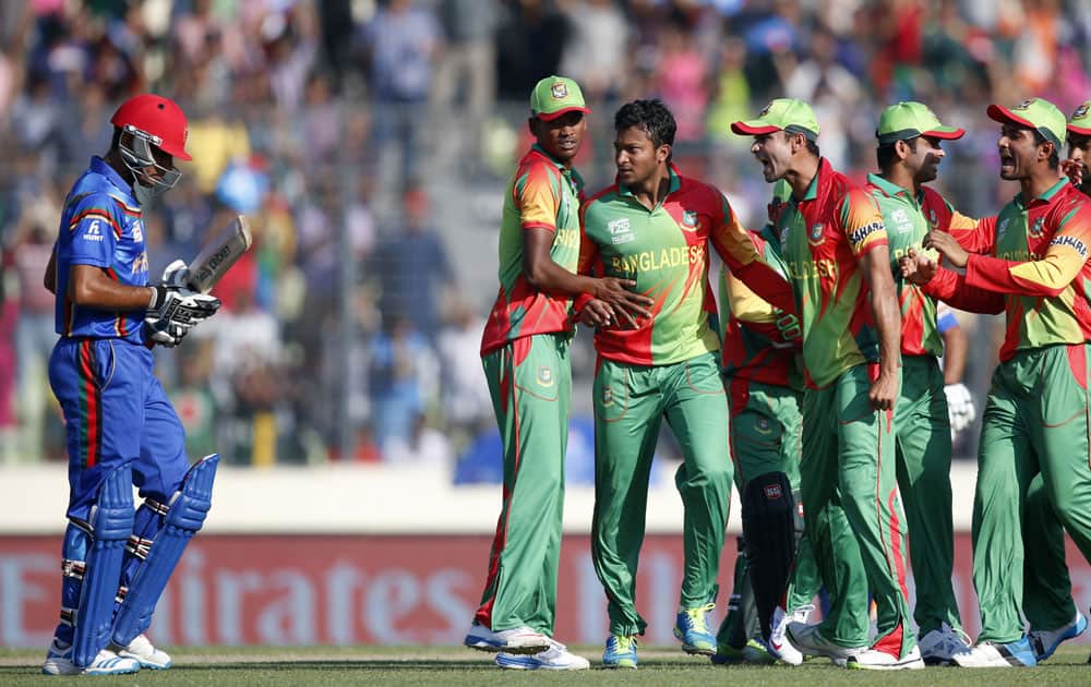 ICC World Twenty20 2014: Bangladesh celebrate the dismissal of Afghanistan's batsman Najibullah Taraki in Dhaka (March 16, 2014)
