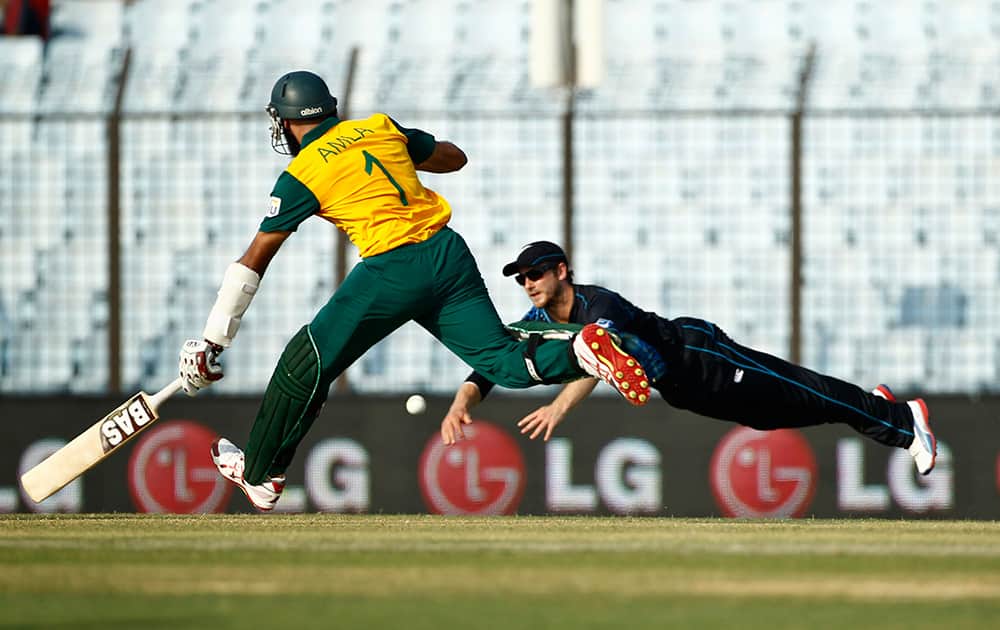 New Zealand's Kane Williamson, right, drives to break the wickets, as South Africa's Hashim Amla runs to make his ground during their ICC Twenty20 Cricket World Cup match in Chittagong, Bangladesh.