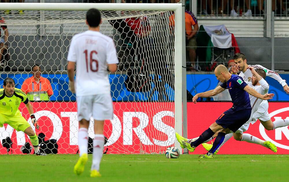 Netherlands' Arjen Robben scores his sides 2nd goal during the group B World Cup soccer match between Spain and the Netherlands at the Arena Ponte Nova in Salvador, Brazil.