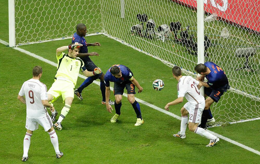 Netherlands' Stefan de Vrij, right, scores a goal during the group B World Cup soccer match between Spain and the Netherlands at the Arena Ponte Nova in Salvador, Brazil.