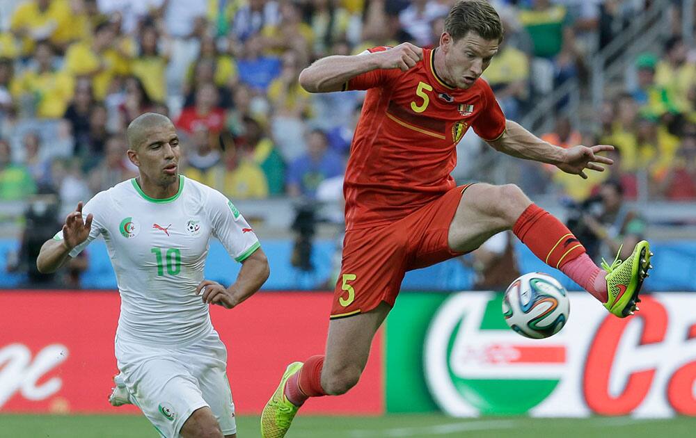 Algeria's Sofiane Feghouli, left, chases after Belgium's Jan Vertonghen during the group H World Cup soccer match between Belgium and Algeria at the Mineirao Stadium in Belo Horizonte, Brazil.