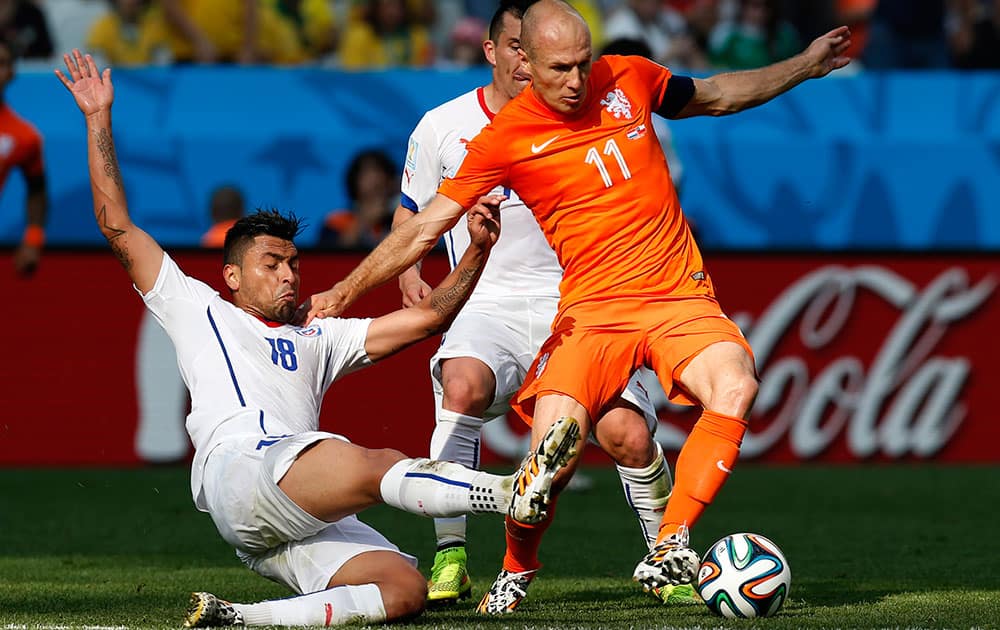 Chile's Gonzalo Jara, left, and Netherlands' Arjen Robben challenge for the ball during the group B World Cup soccer match between the Netherlands and Chile at the Itaquerao Stadium in Sao Paulo, Brazil.