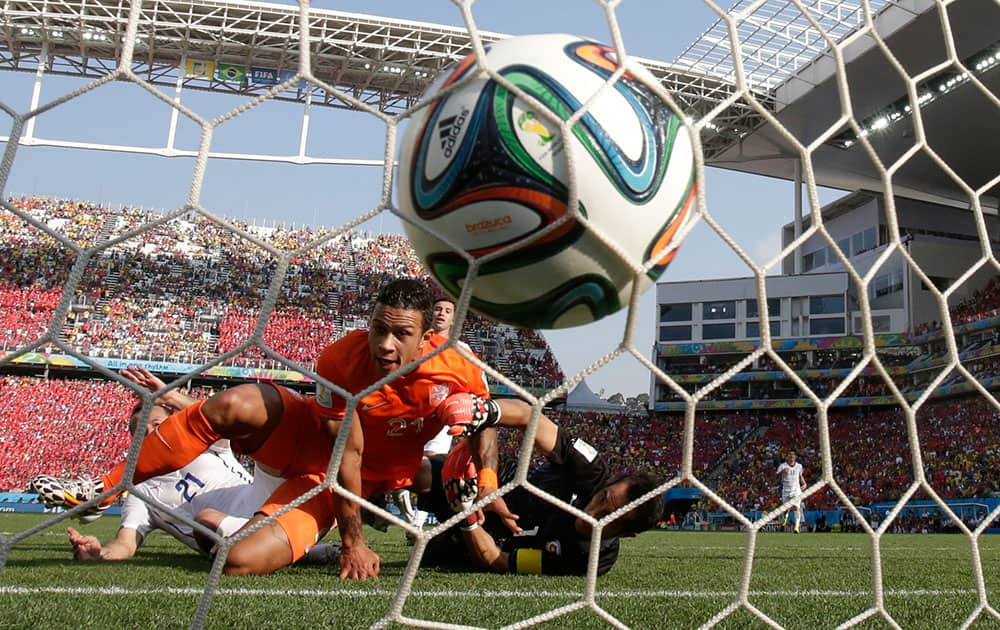 Netherlands' Memphis Depay, left, looks to the ball after scoring his side's second goal during the group B World Cup soccer match between the Netherlands and Chile at the Itaquerao Stadium in Sao Paulo, Brazil.