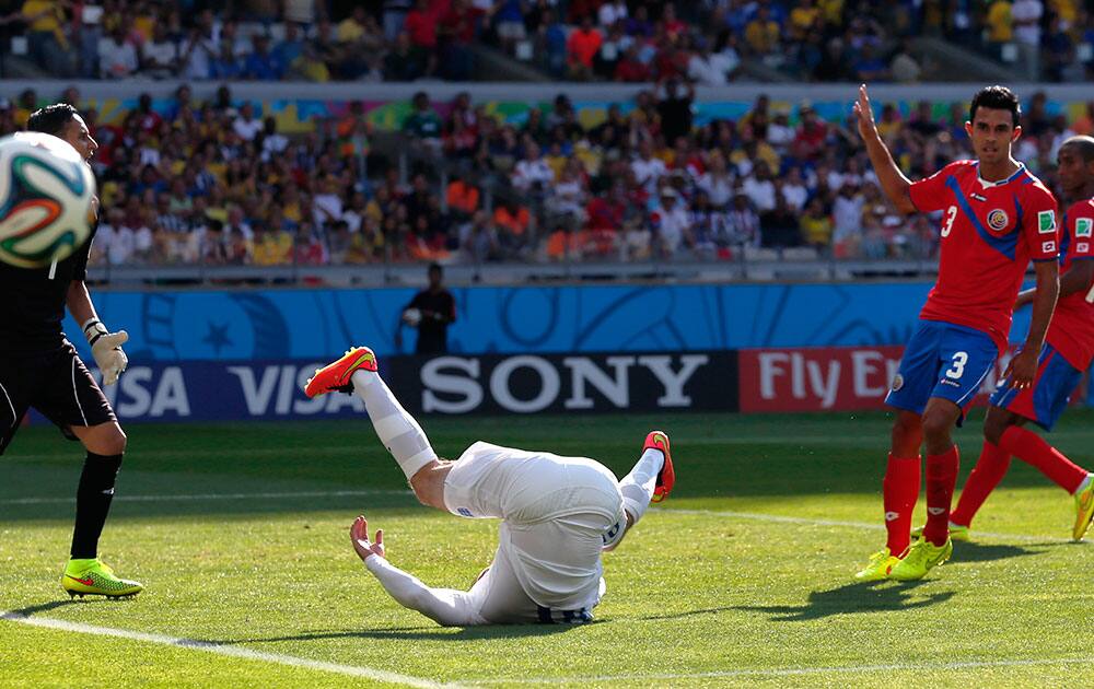 England's Wayne Rooney, centre, lands after failing to connect with a cross during the group D World Cup soccer match between Costa Rica and England at the Mineirao Stadium in Belo Horizonte, Brazil.