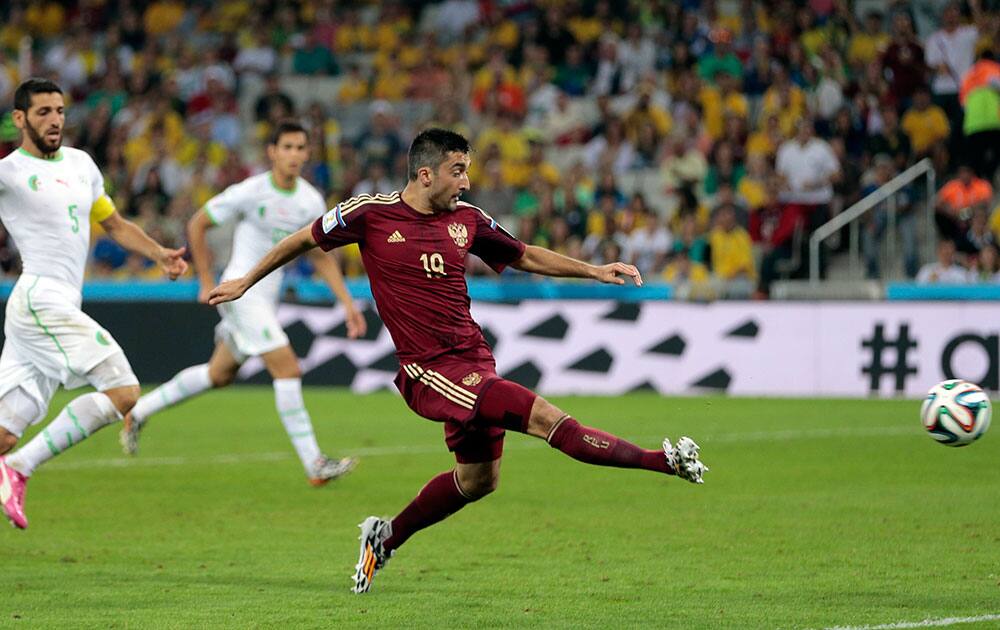 Russia's Alexander Samedov takes a shot on goal during the group H World Cup soccer match between Algeria and Russia at the Arena da Baixada in Curitiba