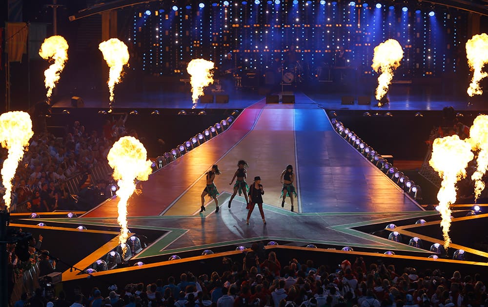 Scottish pop singer Lulu performs the opening set during the Closing Ceremony for the Commonwealth Games Glasgow 2014, at Hampden Park stadium, in Glasgow, Scotland.