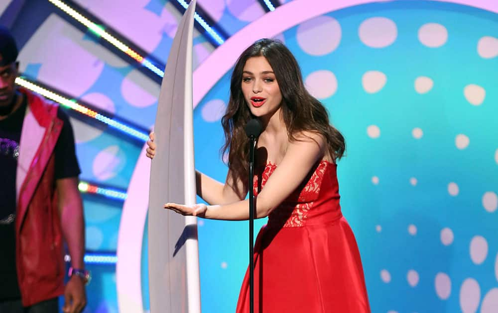 Odeya Rush accepts the award for Olay fresh effects breakout star at the Teen Choice Awards at the Shrine Auditorium in Los Angeles.