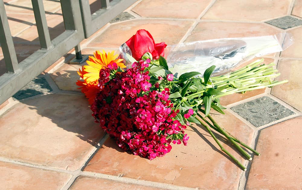 Flowers sit in front of the home of Robin Williams, Monday, Aug. 11, 2014, in Tiburon, Calif. 