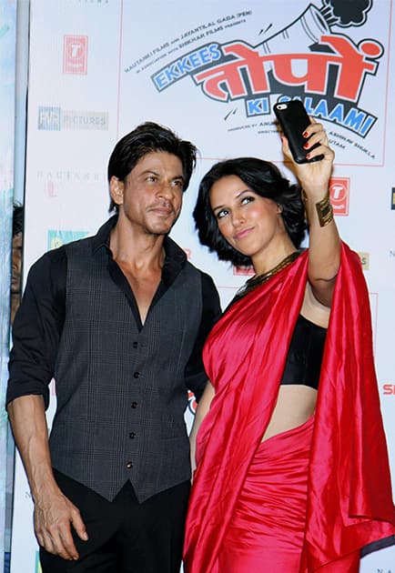 Bollywood actors Shah Rukh Khan and Neha Dhupia taking a 'selfie' during a promotional event for the forthcoming film 'Ekkees Toppon Ki Salaami' in Mumbai.