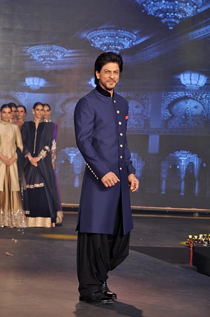 SHAH RUKH KHAN AT HNY TRAILER LAUNCH IN MUMBAI.