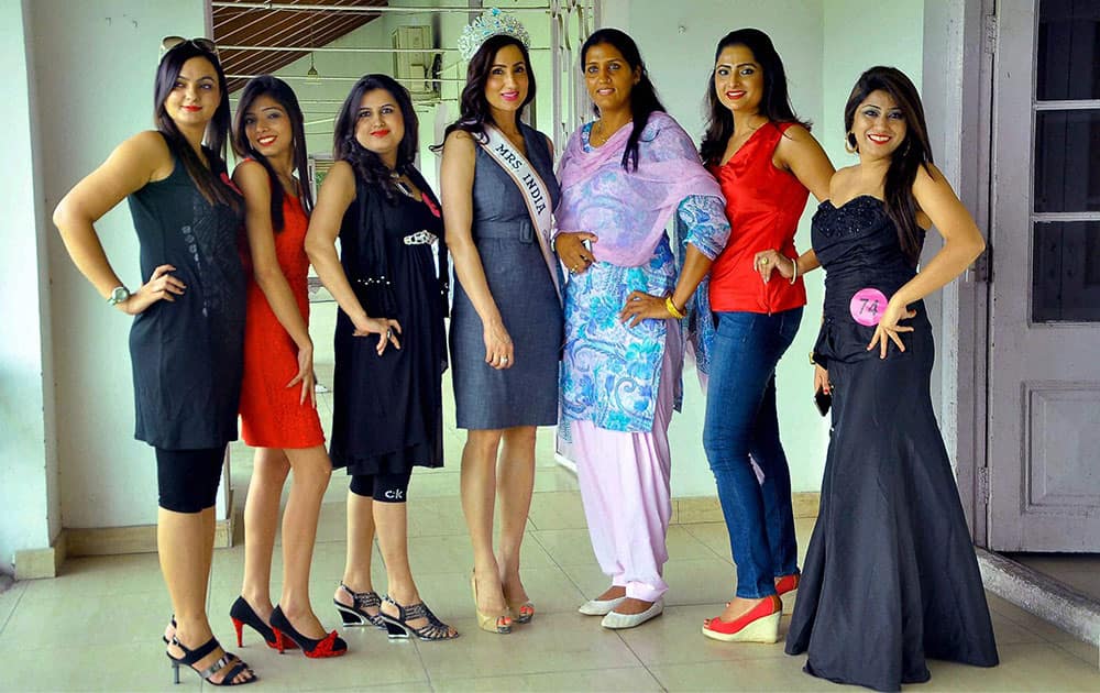 Mrs India Globe 2013 Bir kaur Dhillon and Indian athlete Krishna Poonia (3rd R) during a beauty pageant for married women in Patiala.