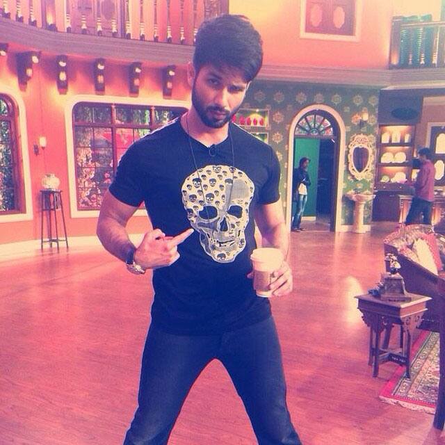 shahid kapoor - #Haider on my mind and on my tee. On set with @kapilsharmak9. -instagram