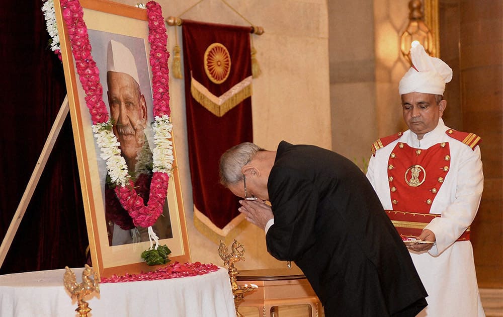 President Pranab Mukherjee (R) pays a tribute to former President Shanker Dayal Sharma on the occasion of his 96th birth anniversary in New Delhi.