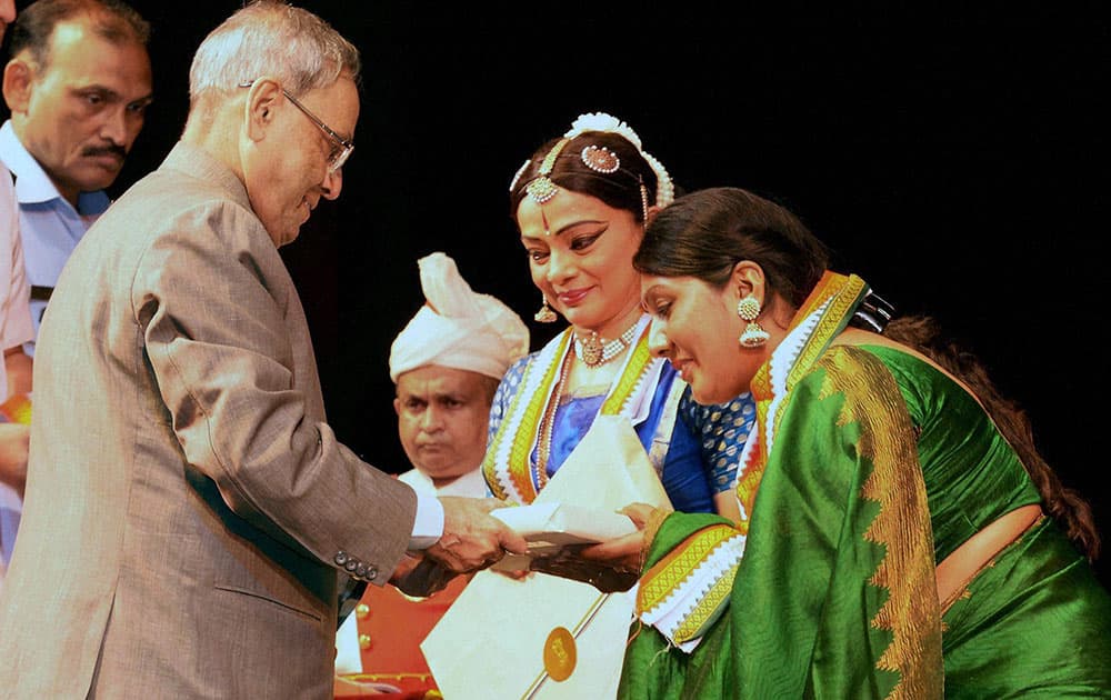 President Pranab Mukherjee felicitates Malavika Sarrukai after her Bharatnatyam performance at Rashtrapati Bhavan auditorium in New Delhi.