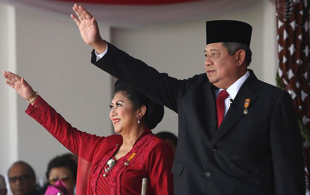 Indonesian President Susilo Bambang Yudhoyono, right, and his wife Ani, wave to the crowds at the end of a flag hoisting ceremony commemorating the country`s independence day at Merdeka Palace in Jakarta.