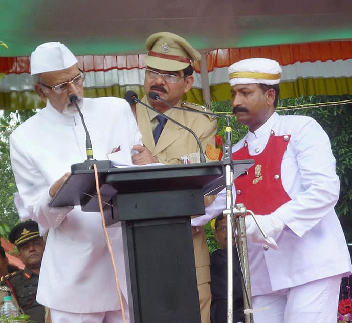 Jharhand Governor Syed Ahmed faints while addressing an Independence Day function in Dumka.