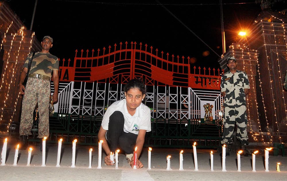 Peace activists lighting candle at Indo-Pak border in Attari on the midnight of India`s and Pakistan`s Independence Day.