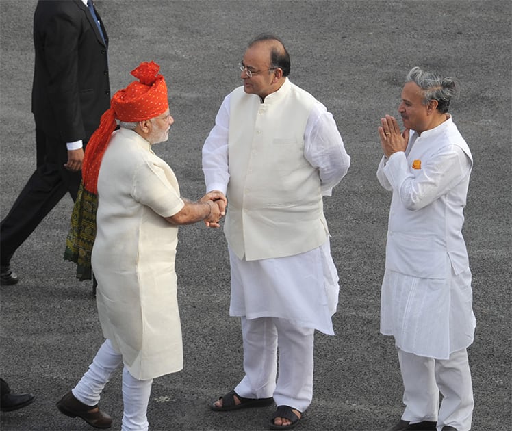 The Prime Minister, Shri Narendra Modi being received by the Union Minister for Finance, Corporate Affairs and Defence, Shri Arun Jaitley, on his arrival at Red Fort, on the occasion of 68th Independence Day, in Delhi.