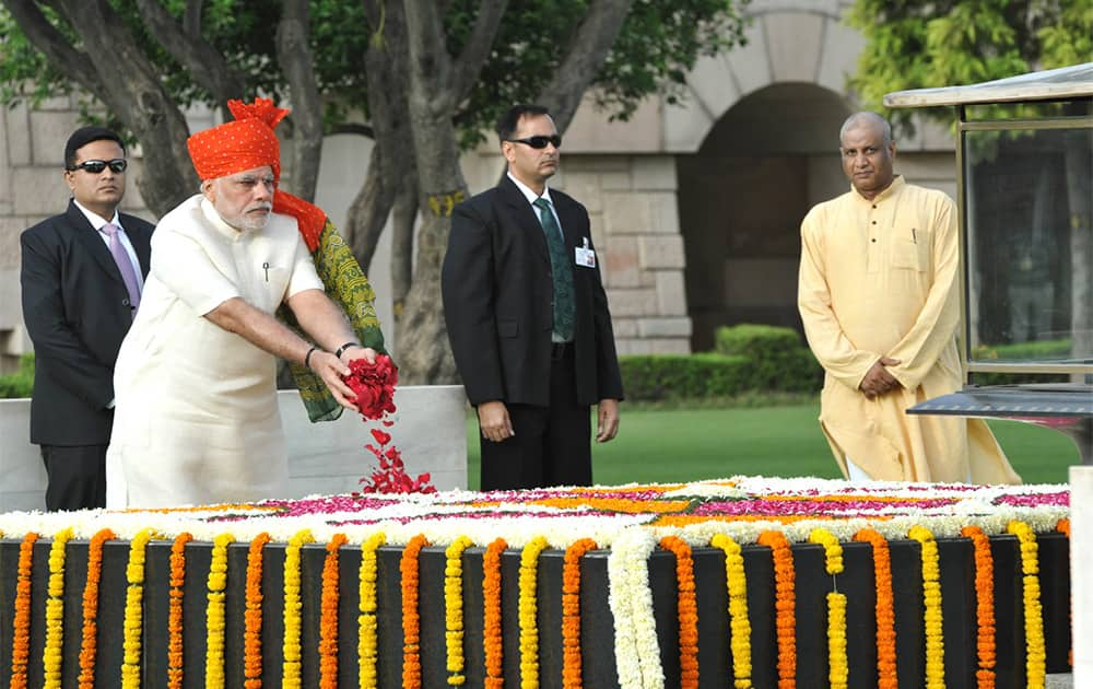 The Prime Minister, Shri Narendra Modi paying floral tributes at the Samadhi of Mahatma Gandhi, at Rajghat, on the occasion of 68th Independence Day, in Delhi.