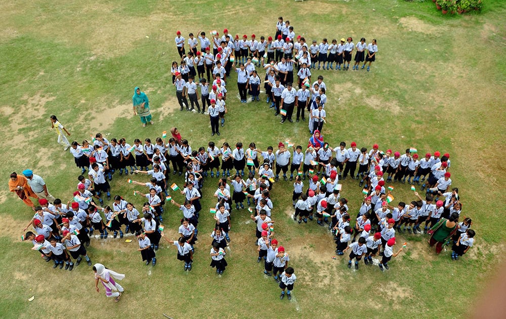 School children making a human chain that reads Vande Matram.