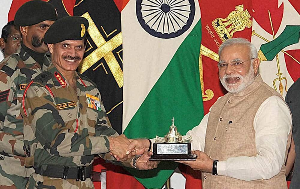 Chief of Army Staff, General Dalbir Singh presenting a memento to the Prime Minister Narendra Modi at Leh.