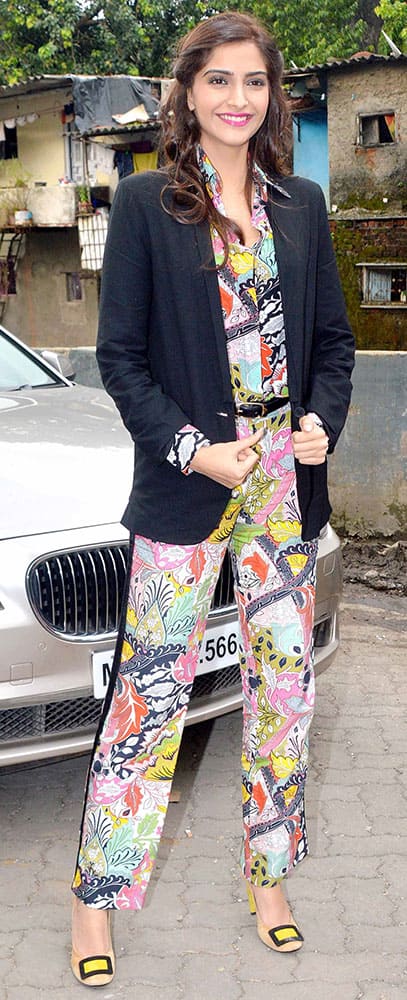 CRAZY ABOUT PRINTS: Sonam Kapoor spotted in another set of printed clothes to shoot for a song for Khoobsurat. DNA