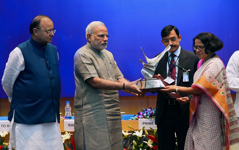 Prime Minister Narendra Modi along with Defence and Finance Minister Arun Jaitley, presenting the Titanium trophy to the Defence Institute of Physiology and Allied Sciences (DIPAS) at the DRDO Awards 2013 function in New Delhi.