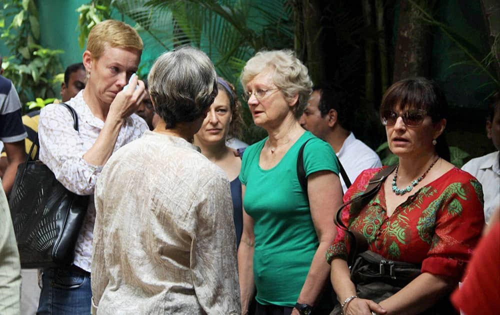 Foreign followers of Yoga guru BKS Iyengar at his funeral in Pune.