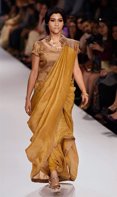 Konkana Sen walks the ramp at the Lakme Fashion Week Winter/Festive 2014 in Mumbai.