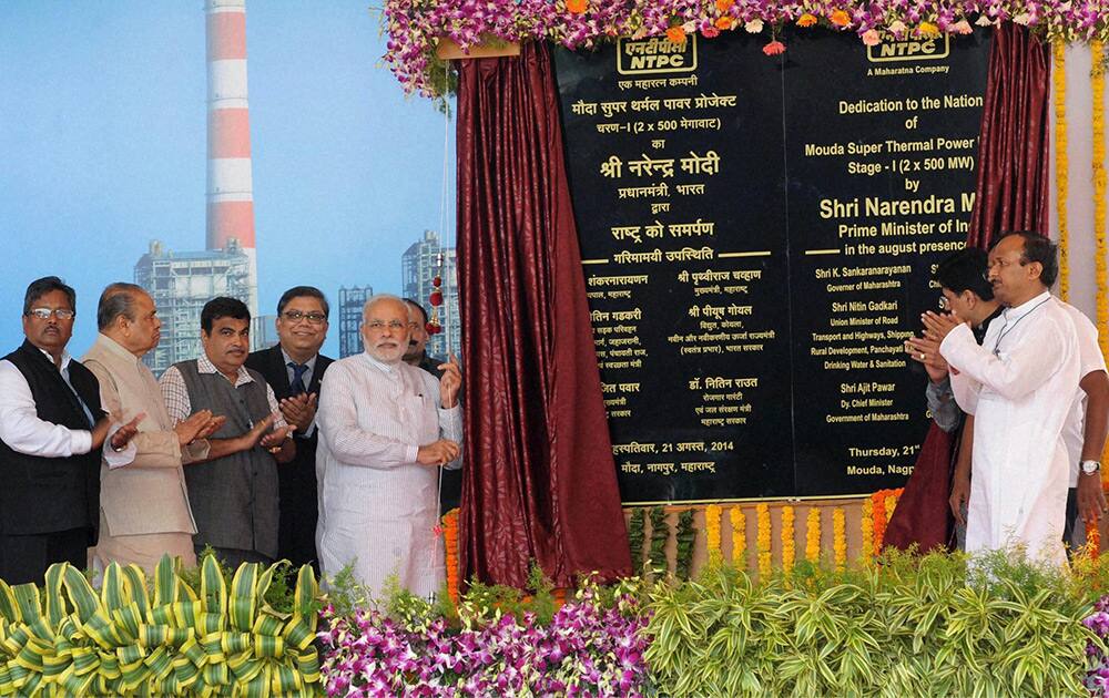 Prime Minister Narendra Modi, Governor of Maharashtra, K. Sankaranarayanan and Union Minister for Road Transport & Highways and Shipping, Nitin Gadkari unveiling the plaque to dedicate Mouda Super Thermal Power Project Stage-1 (1000 MW) to the nation in Mouda, Maharashtra.