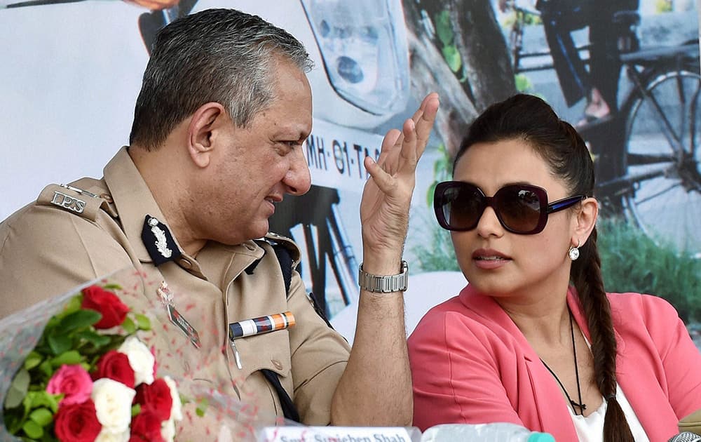 Rani Mukerji with Mumbai Police Commissioner Rakesh Maria during the launch of Women Beat Marshalls in Mumbai.