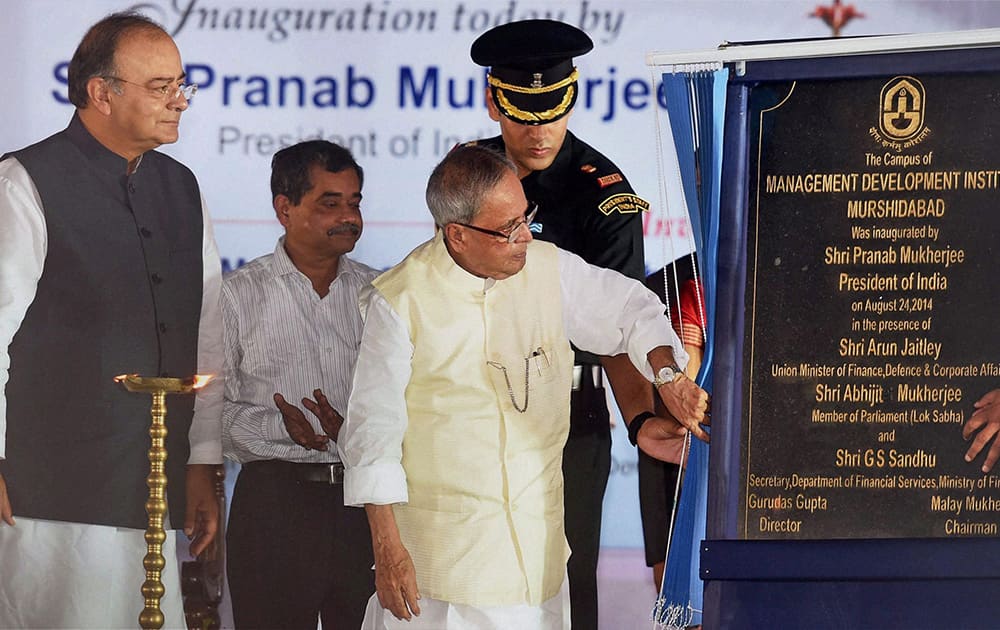 President Pranab Mukherjee with Defence and Finance Minister Arun Jaitley, inaugurates Management Development Institute Campus at Jongipur in Murshidabad.